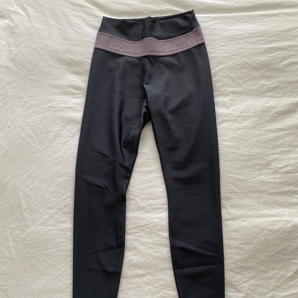 Alo Yoga Size Medium High-Waist Airlift legging in grey with light purple band